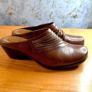 Michelle D Brown Leather Slip-On Clogs size 8.5